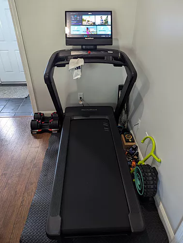 Commercial Treadmill reviews user Michael Paula..